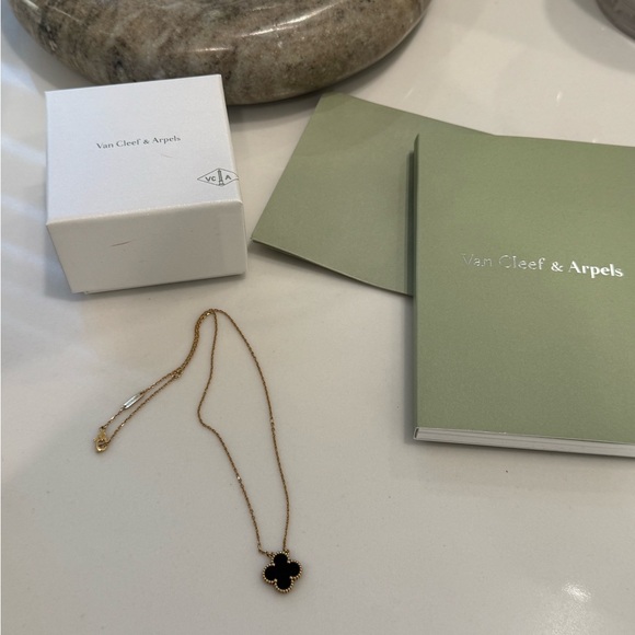 Vintage Alhambra Pendant - Yelloww Gold, Onyx - Picture 4 of 7